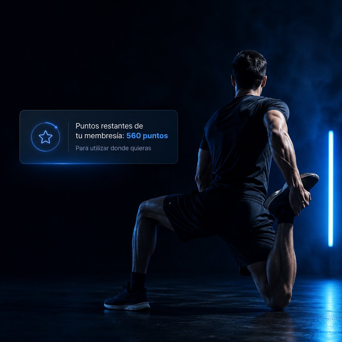 Persona entrenando en un gimnasio con iluminación azul, junto a una tarjeta que muestra los puntos restantes de la membresía GYMAR
